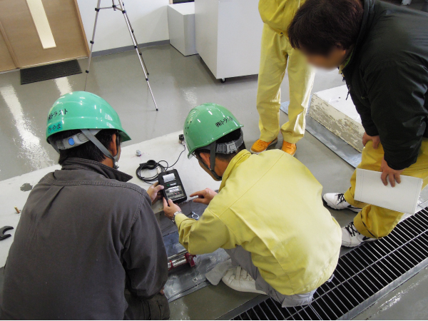 アンカー引張試験機体